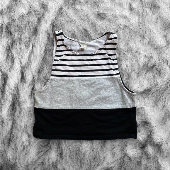 Crop Top 🖤 - Picture 2 of 3